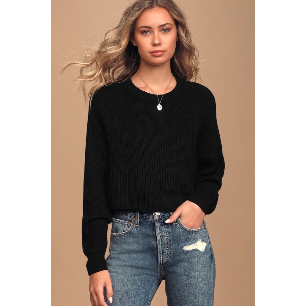 NWOT Lulu’s black cropped sweater